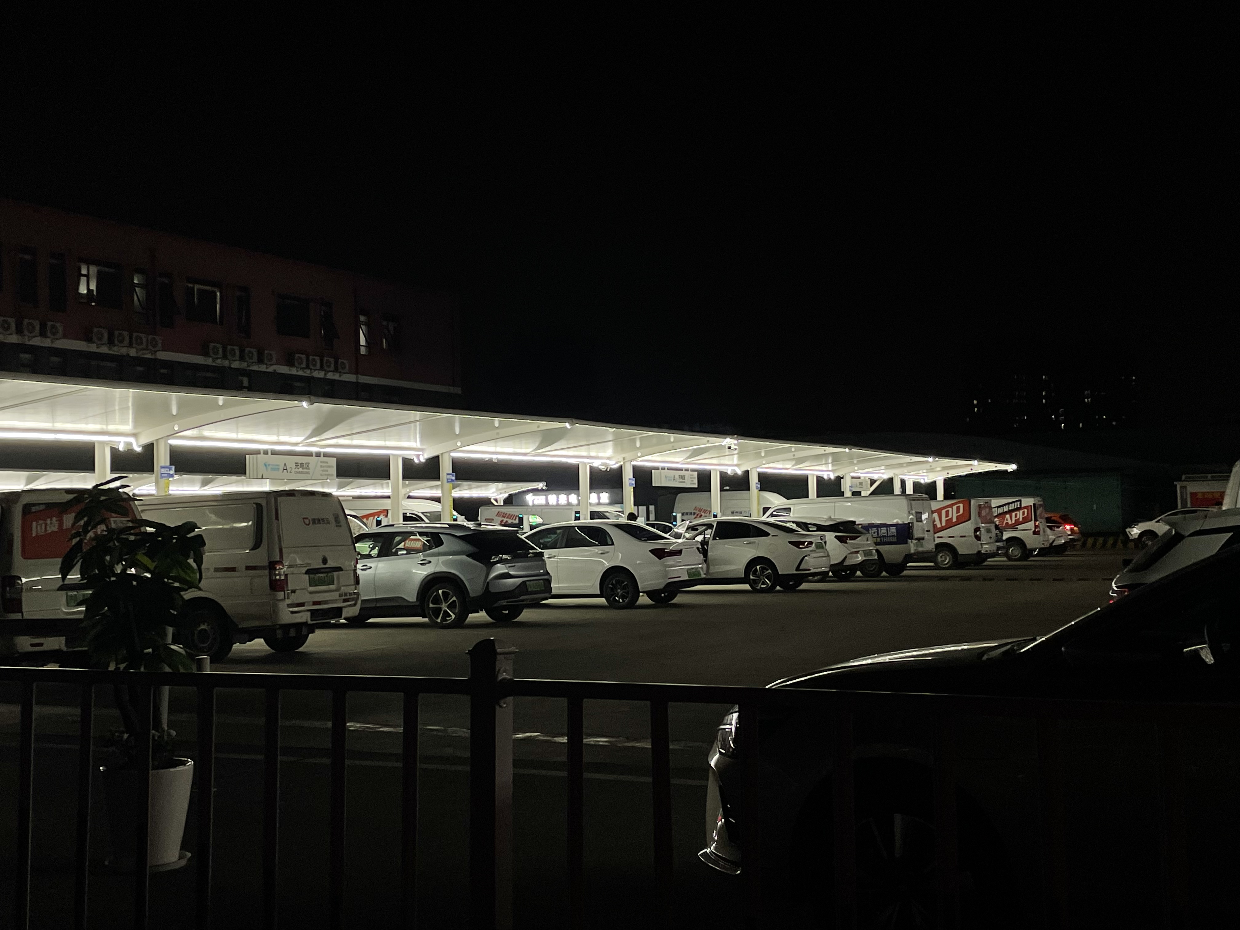 網(wǎng)約車司機(jī)，“卷”在車流里